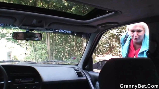 Otostop 80 yo sarışın anneanne binicilik onun çük