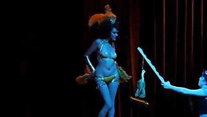 Altın chocobo olarak Kiki marun