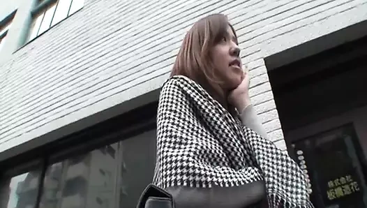 M611g10 lütfen ince güzel bir kadının genç karısına iç çamaşırını göster!