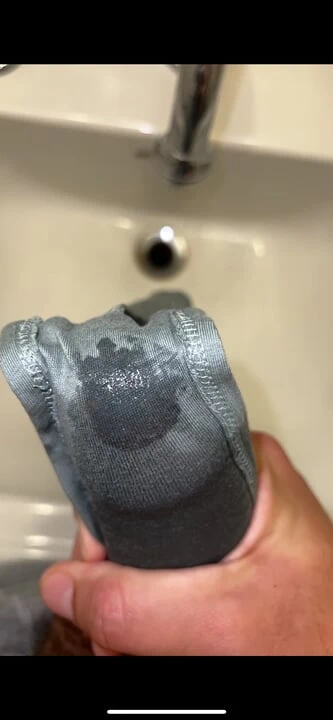 Evli kadın külotuyla döllerini temizledi ve mastürbasyon yapmak için sırılsıklam külot verdi!