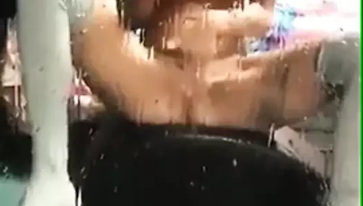 Tattoed kız Mastürbasyon oyuncak önünde the mirror