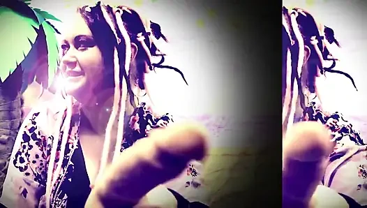 Yala kadın kılıklı dildoyla sikiş tanrıça lana ile oynuyor