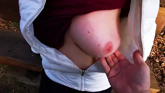 Göğüslerini öpmek için sıraya otur