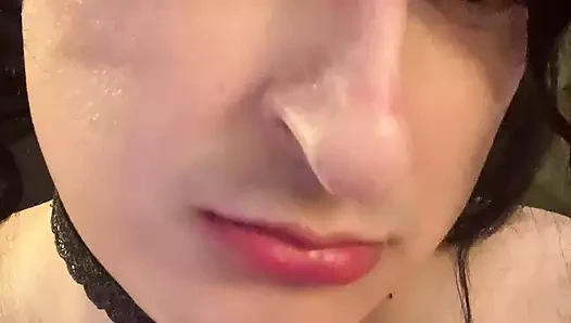 Femboy dildoyla kendilerini sikiyor, orgazm oluyor ve döl yiyor