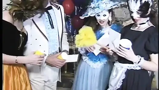 Muhteşem hatun ve iki adam süslü elbiselerini çıkarıyor ve ateşli üçlü grup seks eyleminde yer alıyor