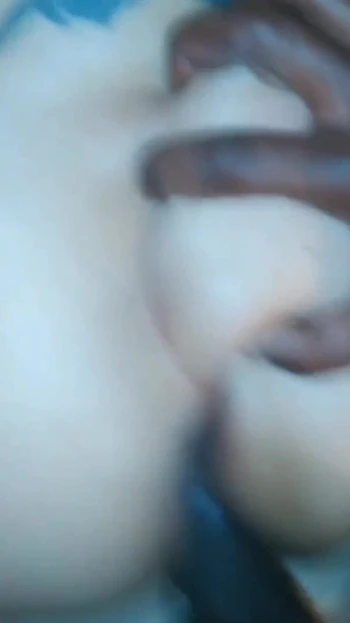 Муженек жестко трахает меня глубоко раком, наклонившаяся над кроватью