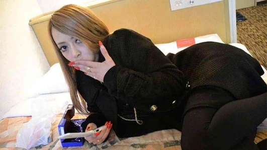 Sevimli ve tombul bebek Başlarken ona kedi dolu yukarı