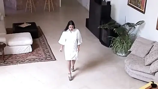 Beyaz sürtük ıslak amında büyük siyah yarakla eğleniyor