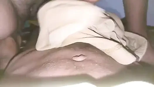 Hintli kız arkadaş çift tarafından orgazm olurken kocası tarafından misyoner tarzında göt yalıyor