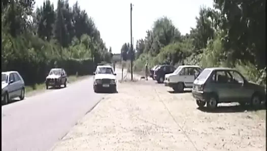 Derleme, sokakta arabada tam program sikişiyor, üçlü seks.