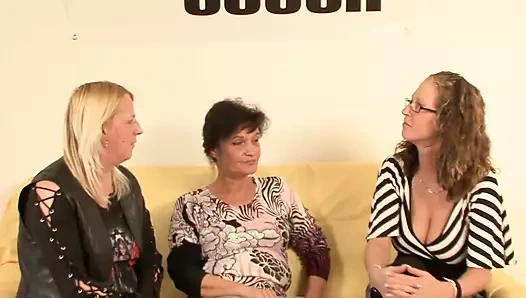 Oyuncu seçmelerinde patronun yarağını paylaşan ve yeri güvenceye alan iki Alman olgun arasında özel bir üçlü seks yaratılıyor