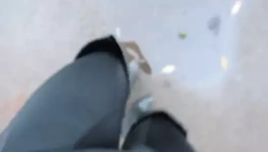 Çöpe atılmış deri çizmelerimde dolaşıyorum