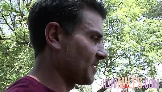 Sarışın orta yaşlı seksi kadın bir yabancıyla korunmasız seks yapıyor