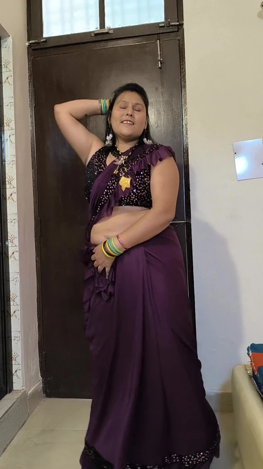 Hintli kadın çıplak dans ediyor