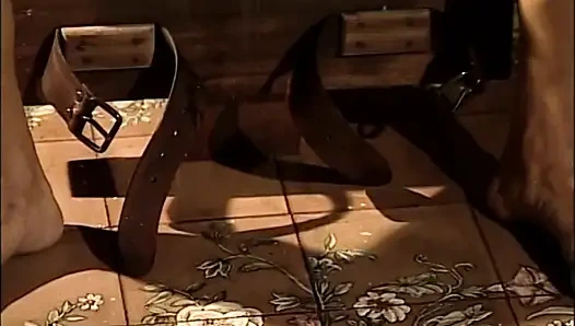 Amcık büyük yarakla sikişiyor dörtlü seks emiyor