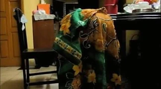 Bangladeşli kırsal kadın eğiliyor