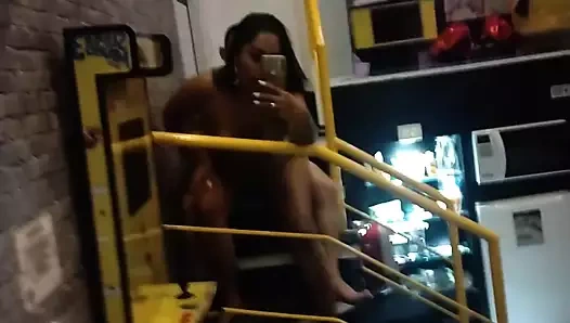 Motel odasında araba ile