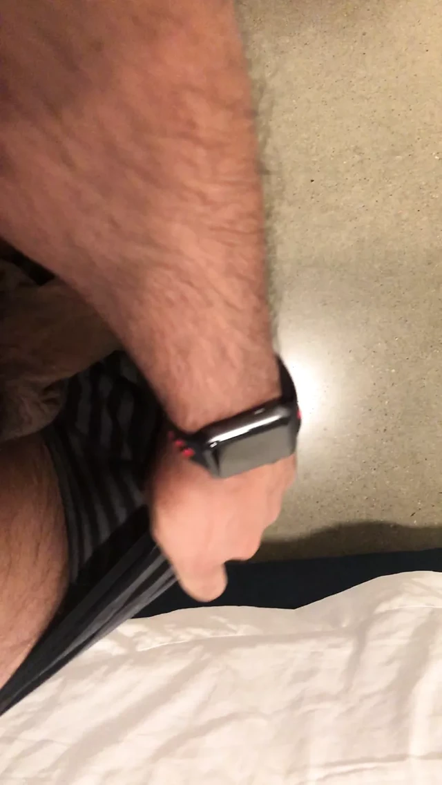 Kıllı sözlü adam sen emerken seninle edepsizce konuşuyor