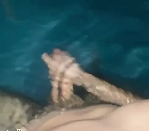 Seksi genç oğlan büyük yarağıyla oynuyor