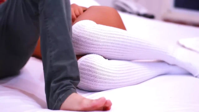 Öğrenci birlikte akşam yemeği hazırlarken öğretmeni baştan çıkarıyor ve odasında sikiyor.