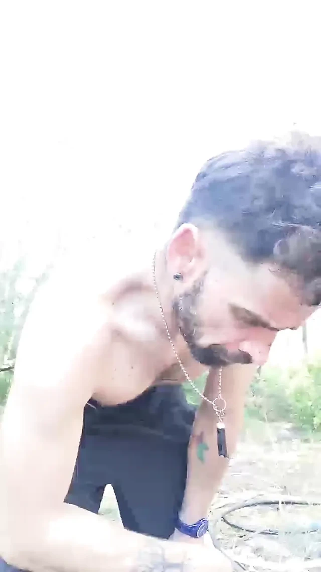 Ateşli Tarlada Çalışıyor