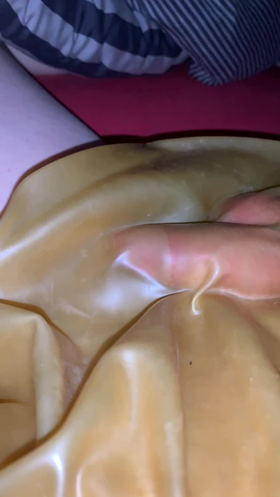 Lastik pantolonla işiyor