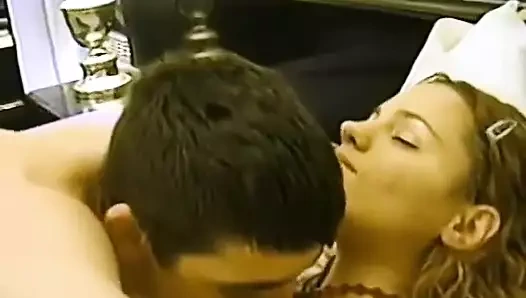 Jon Danielle ve Kelsey ile üçlü seks yapıyor