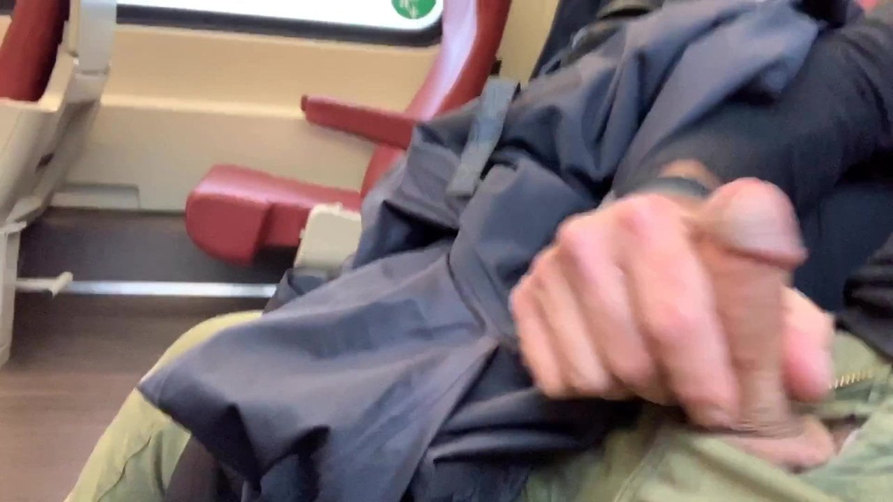 Mastürbasyon kapalı üzerinde the train ve cumming içinde kamu