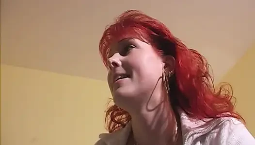 Kızıl saçlı Alman genç kız ateşli esmer bebekle yarak paylaşıyor