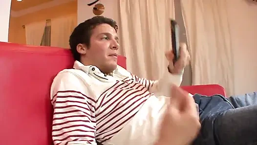 Edepsiz genç kız amını ve götünü sikiyor