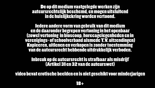 Elektrikli süpürge olan adam