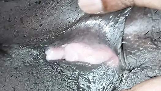 Üvey anne sütlü göğüslerini ve sulu amcığını gösteriyor