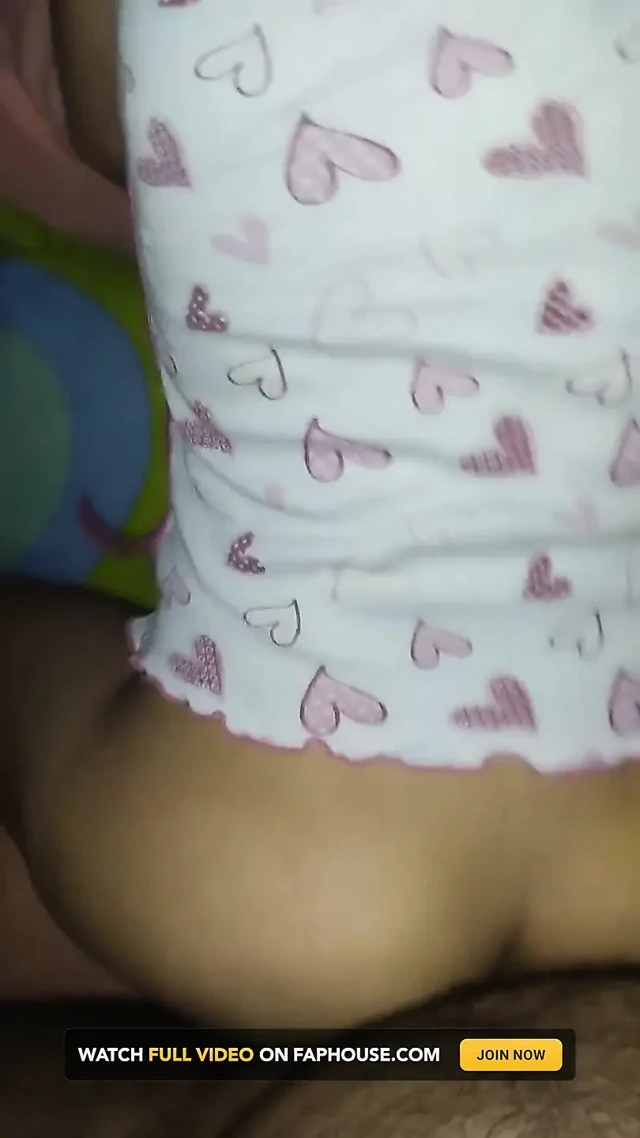 Penis aç üvey anne yatağa girer ve üvey oğlunun penisini ıslak vajinasına derinlemesine yiyor