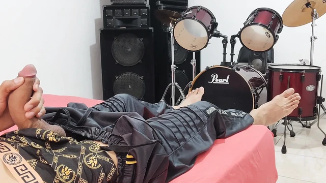 Üvey kız kardeşimin odasında büyük yarağıma mastürbasyon yapıyorum