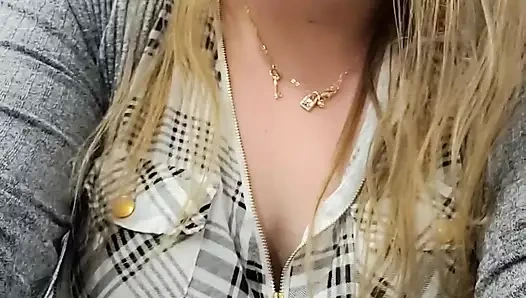 Halka açık oyun derlemesi seksi sarışın inek iri güzel kadın doğada açık havada emiyor, sikişiyor ve oyuncak oynuyor