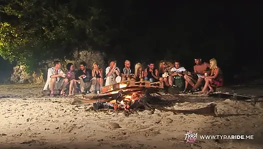 Sarışın orta yaşlı seksi kadın açık havada kel kaslı adamla yakınlaşıyor