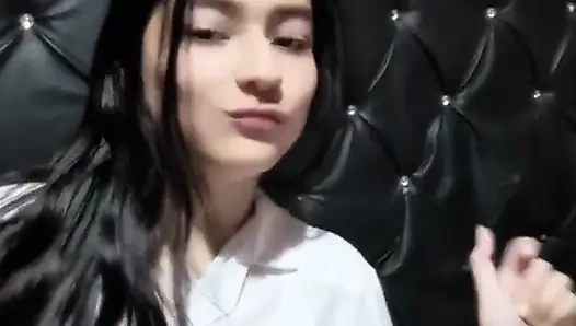 Üvey annenin vahşi döllenmesi yatak odasını sallıyor