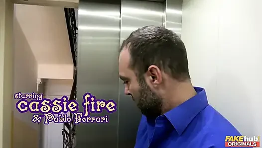 Fakehub Originals - cadı doktor Cassie Fire özensiz bir sakso ve domaltmalı tıraşlı amcık sikişiyle