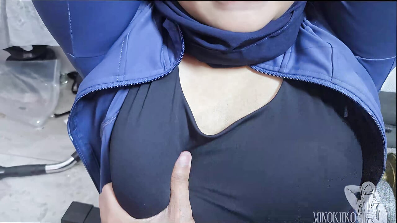 Asyalı tesettürlü kız fitness araçlarına sıkıştı ve eğitmeni tarafından yüzüne boşaltıldı - minokiiko