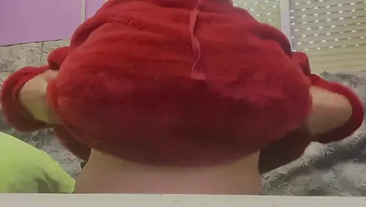 Ctanguarra büyük göğüslerini yoğuruyor