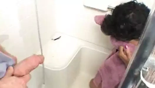 Sürtük duşta işedi