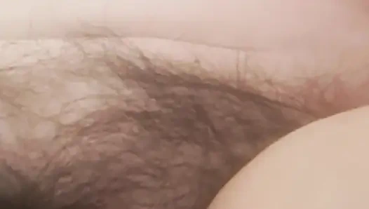 Azgın anne, vücudunu ve amını gösteriyor gerçekten kıllı