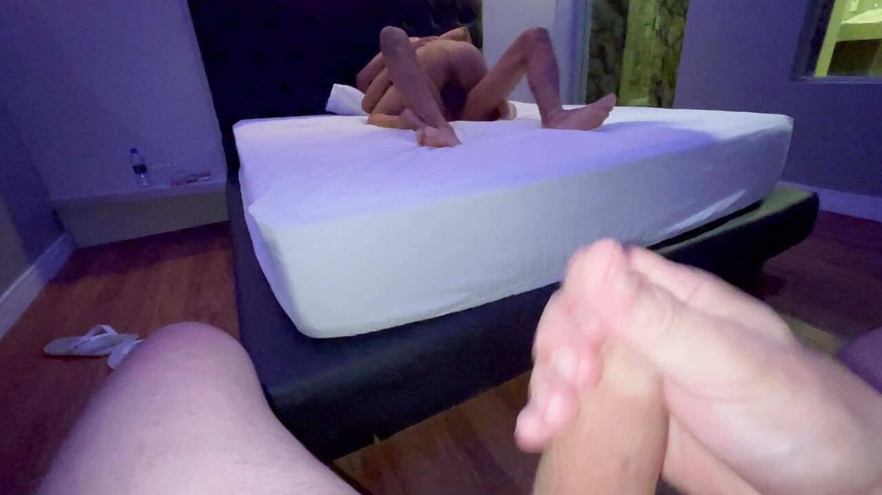 I made the cuckold film and jerk off while the giant dick friend fucked me without a condom