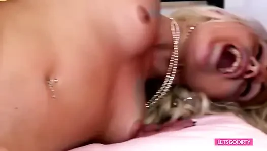 Harika sarışın göt deliğine sert et alıyor