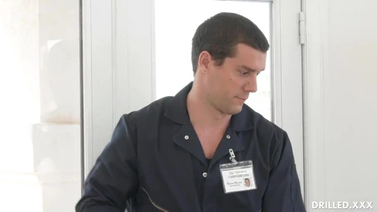 Sekreterin kıçını oral seksten sonra hademe tarafından delinmiş