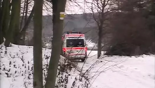 Kızlarla azgın lezbiyenler ambulansta dildolarla kendilerini tatmin ediyor