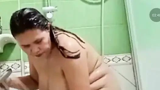 Götlü amcığın çok şişman ve büyük göğüsleri