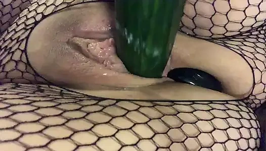 Götü takılıyken salatalık sikişi ile mastürbasyon