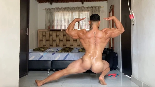 Kaslı Kolombiyalı kadın çıplak esnetiyor