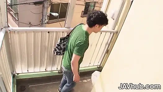 Erena komşusunu azgın yapıyor ve döllenmek için yarağına biniyor